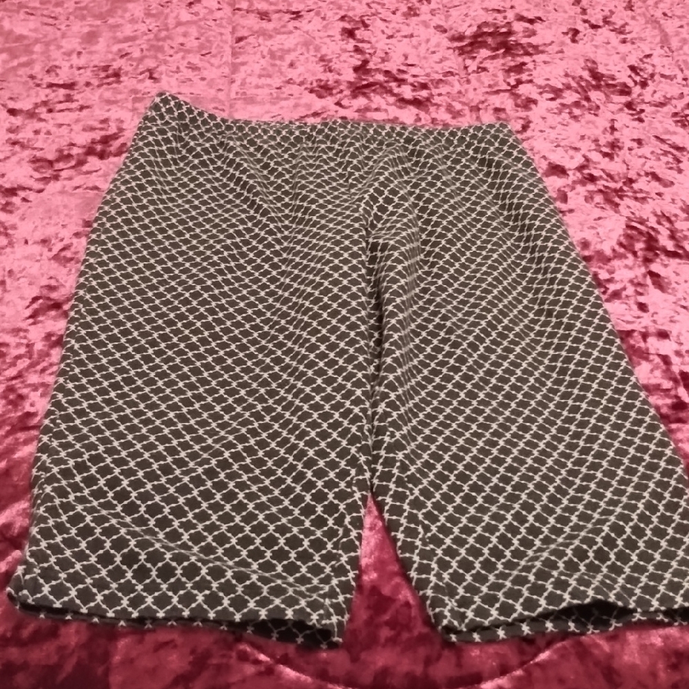 Chic Black and White Geometric Capris